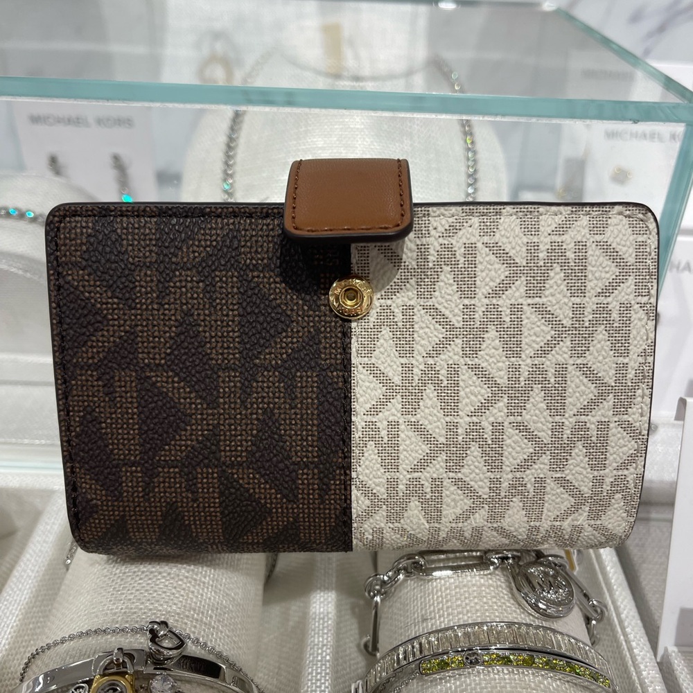 MICHAEL KORS Jet Set Medium Zip CN Two-Tone Logo Bifold Wallet
Brown Multi
NWT - Picture 6 of 16